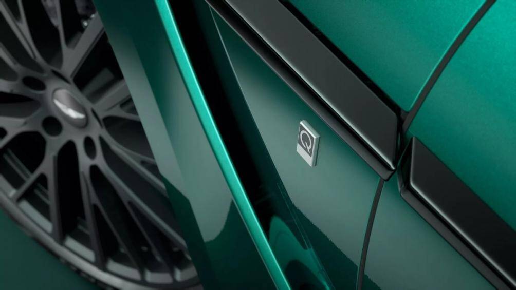 Thêm vào đó, các huy hiệu "Q by Aston Martin" ở phía trước cũng thể hiện rằng đây là một DBX đặc biệt