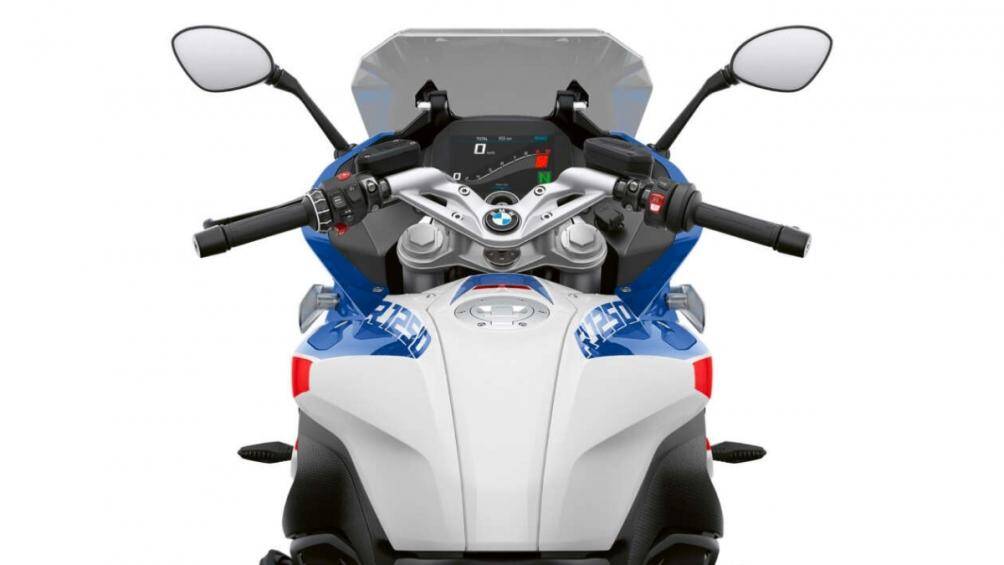 Các tiện ích khác khi đi xe bao gồm ổ cắm điện 12V cộng với ổ cắm USB-A với nguồn điện 5 vôn để sạc các thiết bị điện tử của người lái