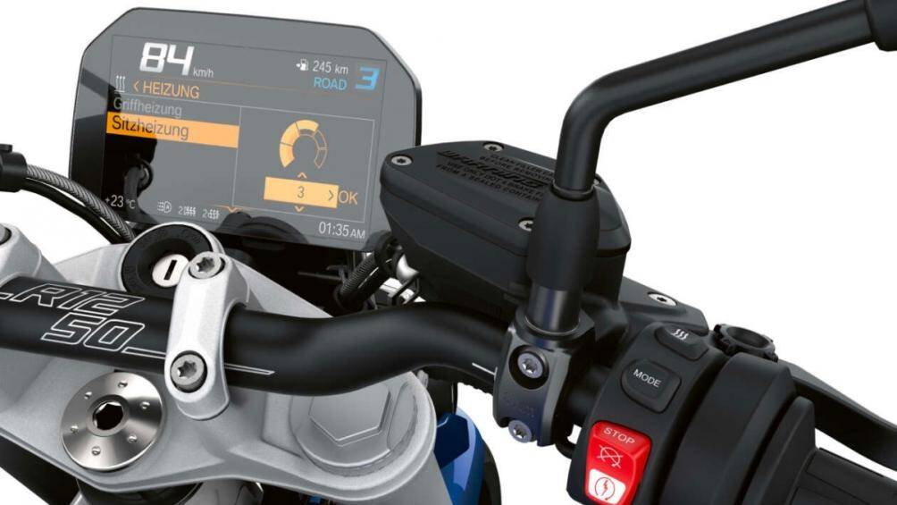 Bảng điều khiển TFT-LCD trên Motorrad hiển thị các thông tin cơ bản cho người lái, bao gồm màn hình “thể thao” hiển thị góc nghiêng theo thời gian thực