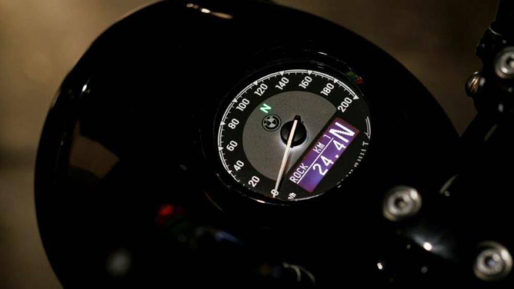 Xe cũng có mặt đồng hồ công cụ tối giản với dòng chữ “Berlin Build” kiểu cũ. Hai thùng chứa hàng hóa cùng màu thân xe có thể chứa 27 lít