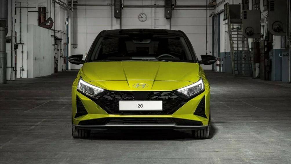 Ở phiên bản nâng cấp, Hyundai i20 chỉ thay đổi nhẹ ở thiết kế ngoại thất. Mẫu xe Hàn Quốc này có thêm dải đèn LED định vị ban ngày và cản trước mới