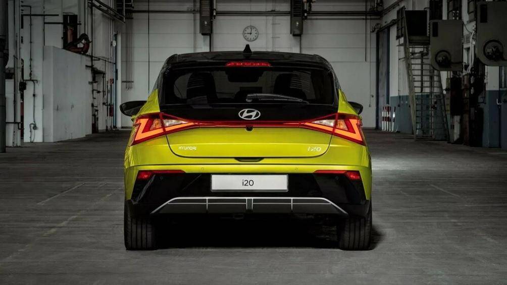 Nằm bên dưới nắp ca-pô của mẫu xe hạng B này vẫn là động cơ xăng tăng áp, dung tích 1.0L như cũ, tạo ra công suất tối đa 99 mã lực hoặc 118 mã lực