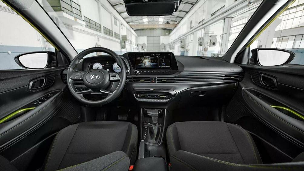 Bên trong xe, Hyundai i20 2024 cũng được nâng cấp nhẹ về mặt công nghệ với bảng đồng hồ kỹ thuật số 4,2 inch và cổng USB Type C