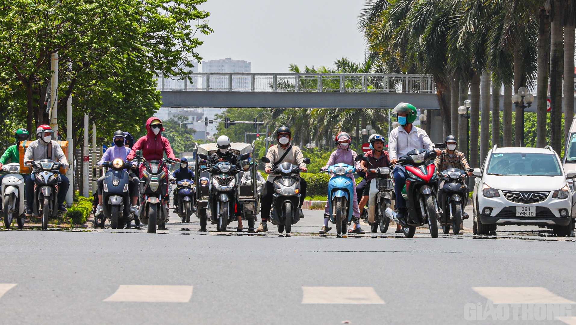 Tại Hà Nội thời điểm hơn 12h trưa, hơi nóng hầm hập bốc lên từ mặt đường khiến ai nấy đều cảm thấy ngột ngạt