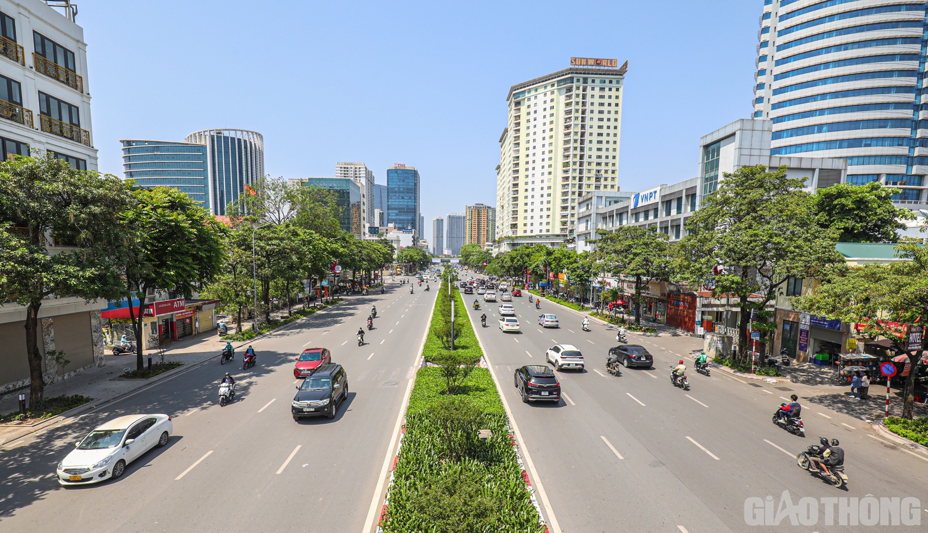 Theo Trung tâm Dự báo khí tượng thủy văn Quốc gia, trong ngày hôm nay (17/5), khu vực Bắc Bộ và khu vực từ Thanh Hóa đến Phú Yên
nắng nóng và nắng nóng gay gắt, có nơi đặc biệt gay gắt với nhiệt độ lúc 13h phổ biến 36 - 38 độ C, có nơi trên 39 độ C