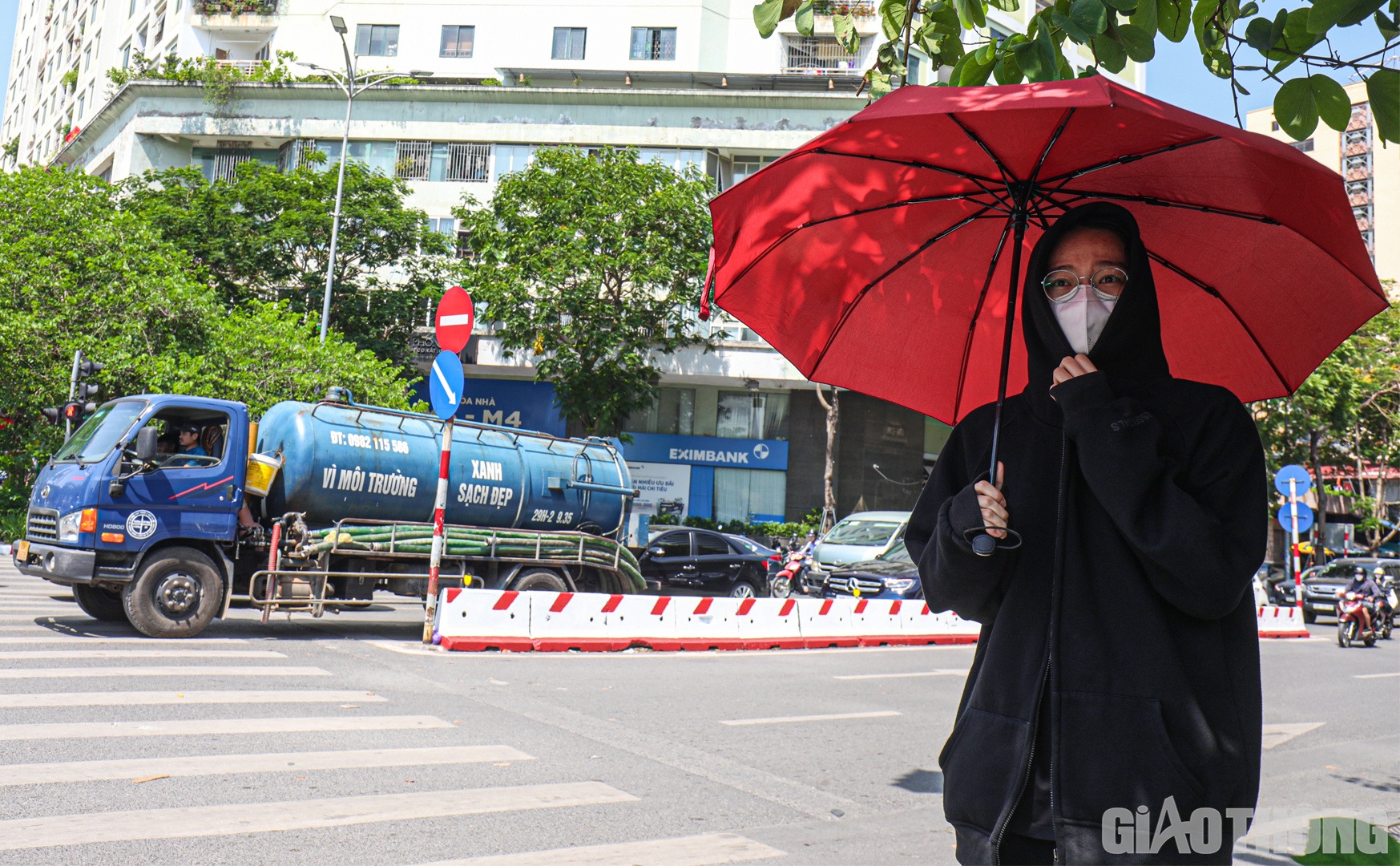 Dự báo trong ngày mai (18/5), khu vực Hà Nội sẽ tiếp tục nắng nóng gay gắt, có nơi đặc biệt gay gắt với nhiệt độ cao nhất 38 - 40 độ C