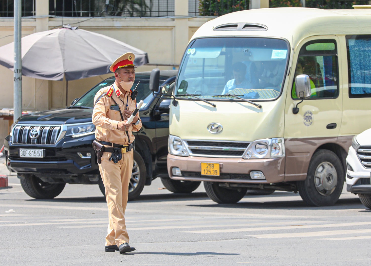 Chiến sỹ CSGT căng mình làm nhiệm vụ đảm bảo trật tự ATGT tại nút giao Nguyễn Chí Thanh - Huỳnh Thúc Kháng