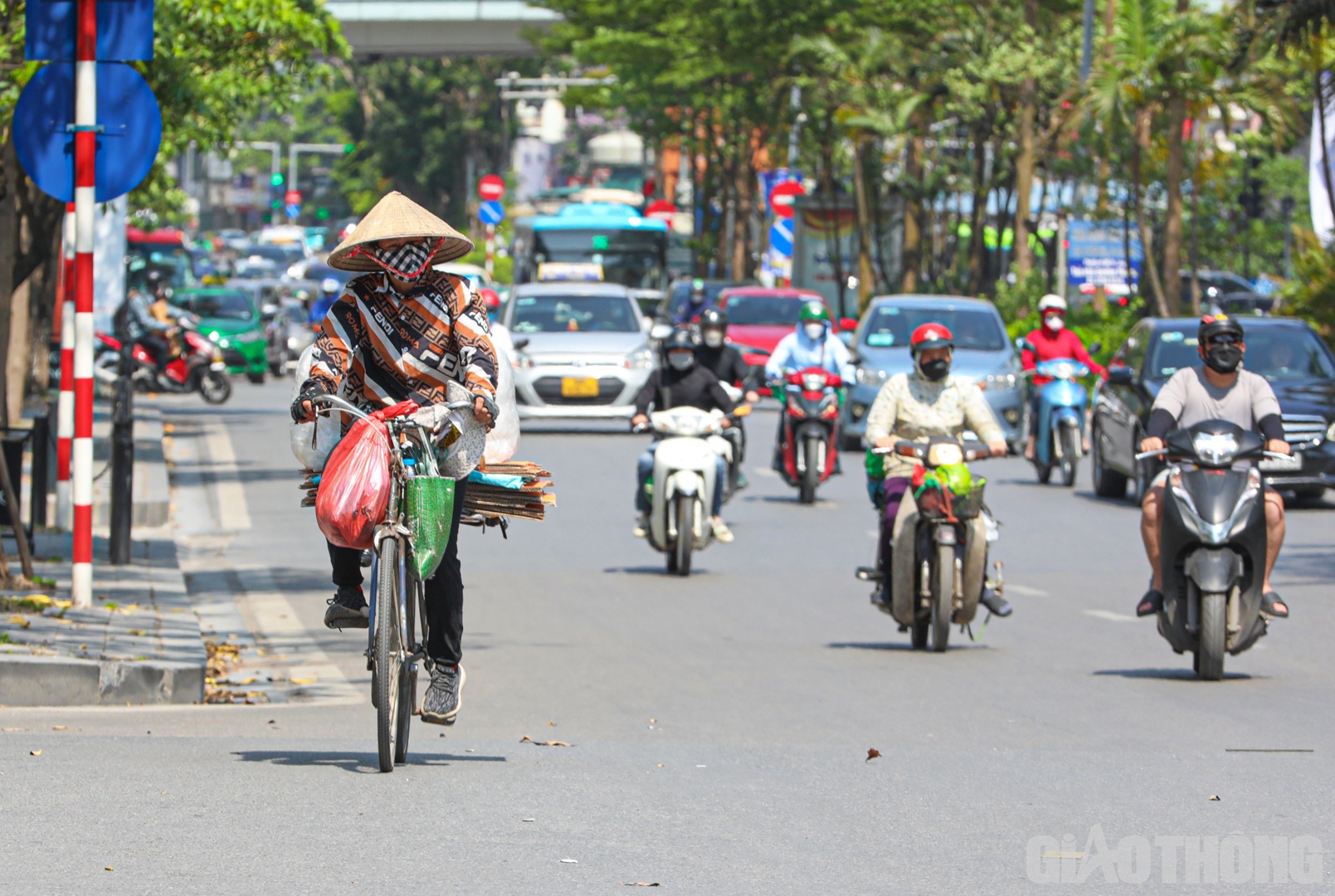 Thời tiết nắng nóng cũng ảnh hưởng đến cuộc sống mưu sinh của những người lao động ngoài trời