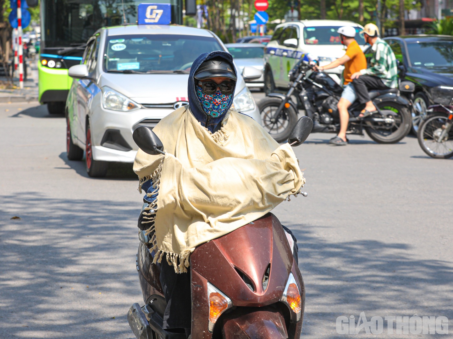 Ngoài trang phục kín mít, người tham gia giao thông còn chùm thêm cả một lớp khăn dày
