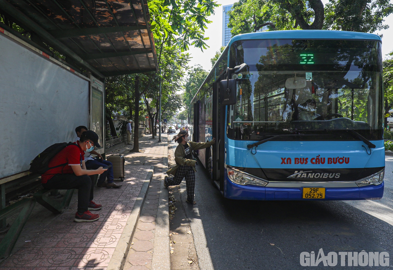Nhiều người lựa chọn di chuyển bằng các phương tiện công cộng như xe buýt, tàu điện... để tránh nắng nóng