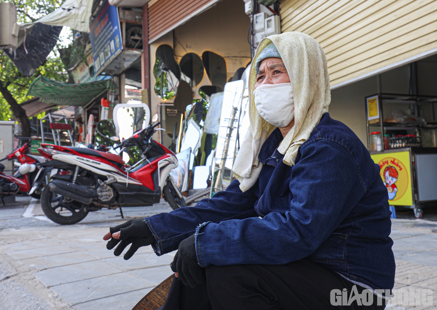 Tranh thủ tìm bóng râm ngồi nghỉ trưa, bà Nguyễn Thị Nguyện (quê Nam Định) chia sẻ: "Trời nắng quá nên tôi đã chuẩn bị thêm khăn ướt chùm lên đầu để tránh sốc nhiệt. Tôi cũng có tuổi rồi nên phải đợi đến khi trời mát mới tiếp tục đi bán hàng được"
