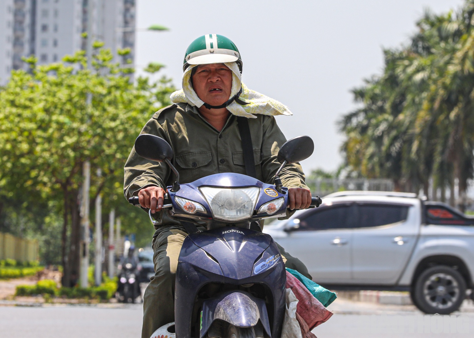 Nắng nóng có thể gây tình trạng mất nước, kiệt sức đối với cơ thể người khi tiếp xúc lâu với nền nhiệt độ cao nên được khuyến cáo cần hạn chế làm việc dưới ánh nắng mặt trời hoặc môi trường nóng bức quá lâu, cũng như không vận động thể lực quá sức và bổ sung đủ nước