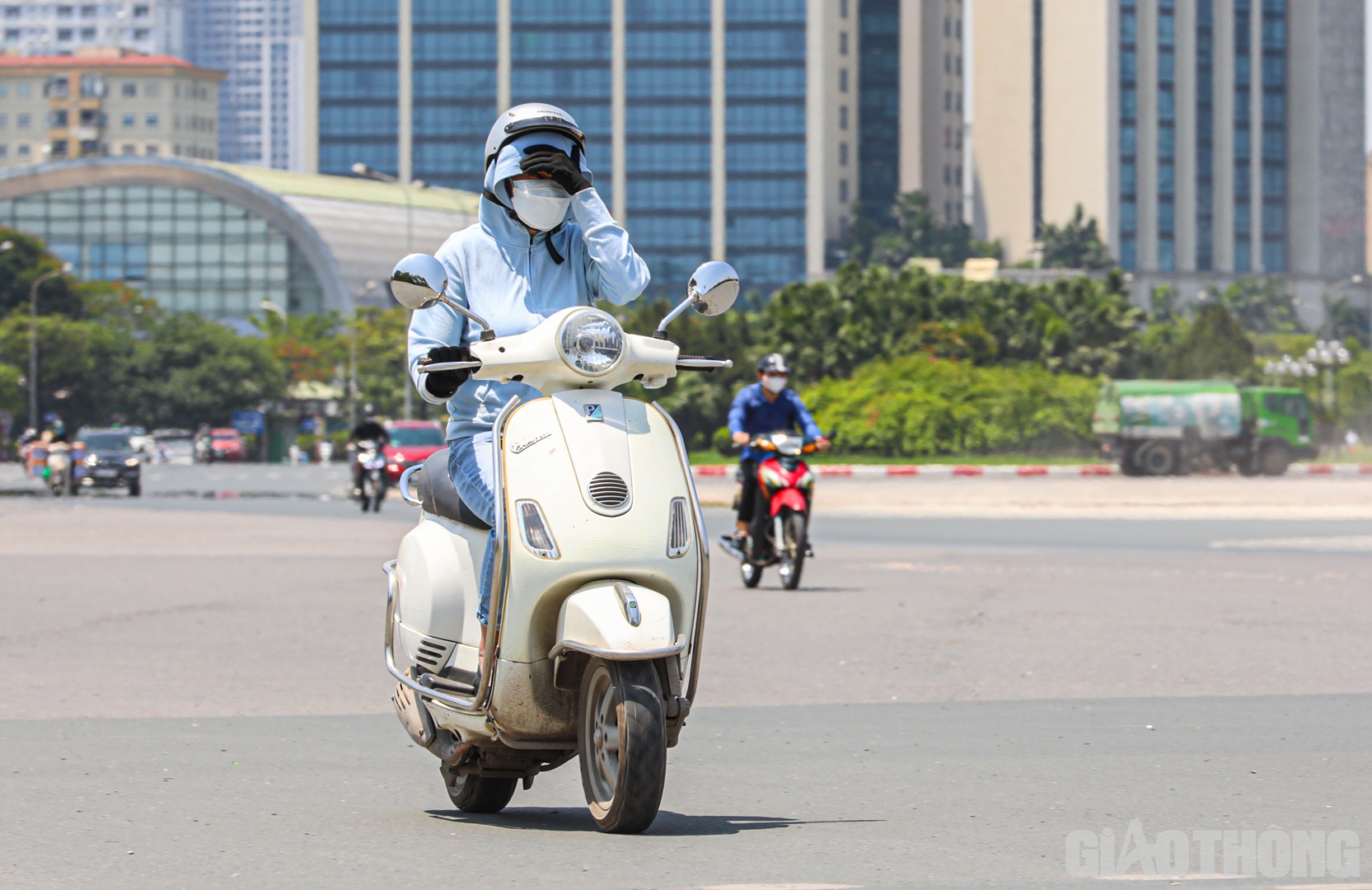 Áo khoác, khẩu trang, găng tay, kính mắt... là những món đồ bất ly thân của nhiều người