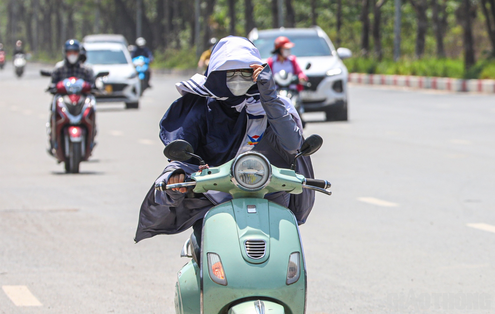 Để đối phó với nắng nóng, tránh tia cực tím gây hại, người dân phải tìm mọi biện pháp mỗi khi di chuyển trên đường