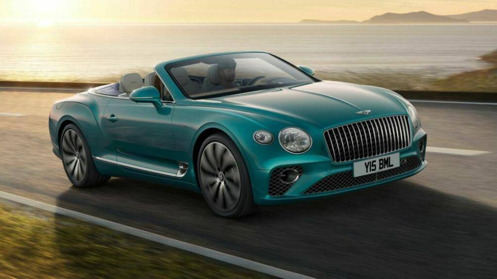 Bentley Continental GT Azure khác biệt hơn nhờ thiết kế mặt ca-lăng mới với các nan dọc mạ chrome lấy cảm hứng từ mẫu Bentayga Azure, nằm trên nền lưới tản nhiệt màu đen