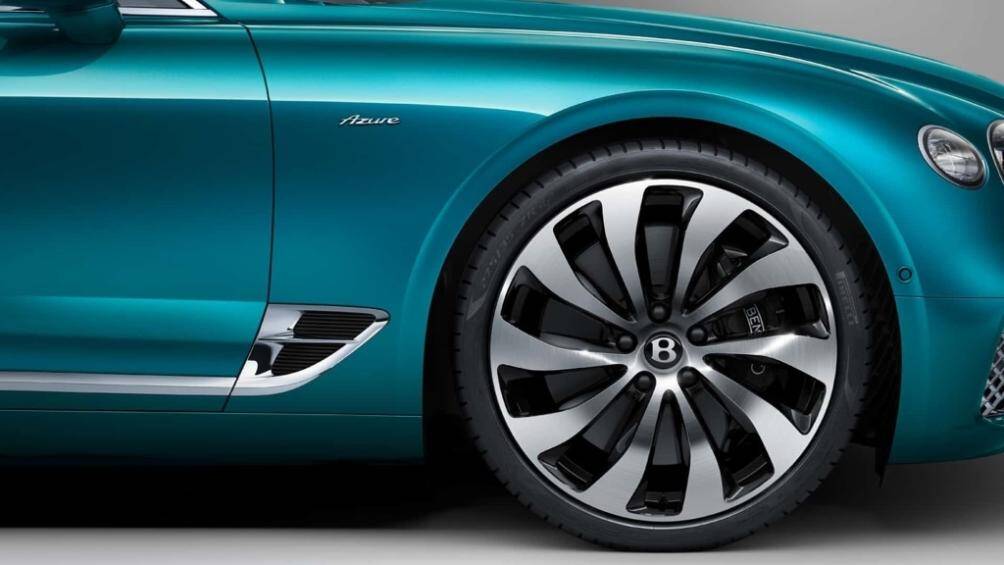 Mẫu xe thể thao hai cửa này sở hữu bộ mâm xe 10 chấu 22 inch đến từ Flying Spur Azure, với lớp hoàn thiện màu đen hoặc màu sáng
