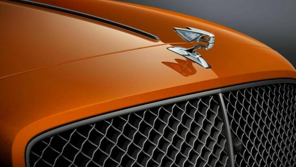 Bentley Flying Spur S và Speed cũng nhận được một số thay đổi, nổi bật là lưới tản nhiệt hình kim cương
