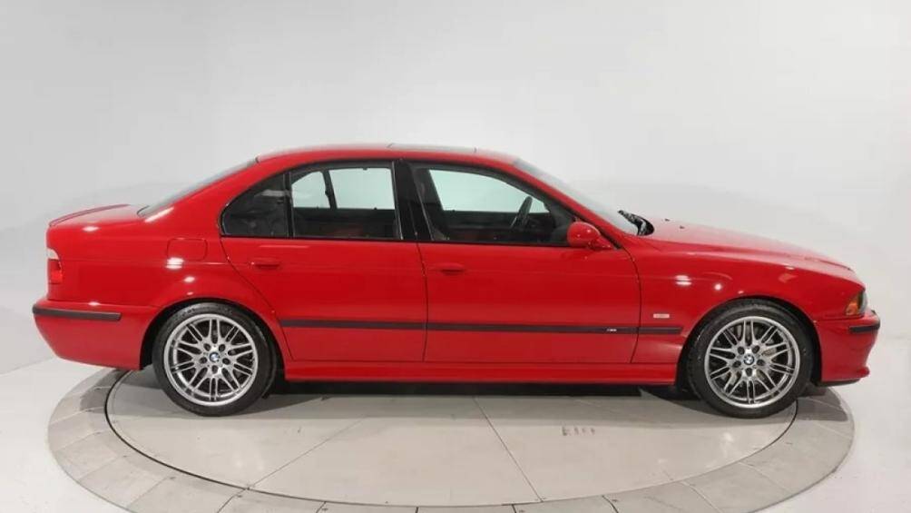 Chiếc M5 này được sơn màu đỏ Imola và chỉ thuộc sở hữu của một gia đình duy nhất trước khi bán cho đại lý
