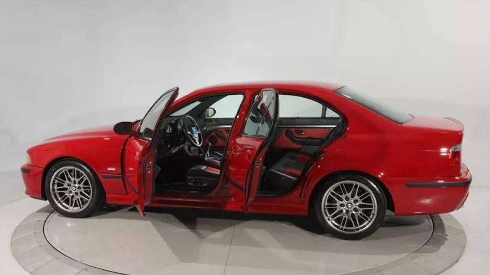 Tập đoàn Fever Auto Group cho biết, đây là chiếc xe sạch nhất mà họ từng có được khi nó luôn được bảo quản cẩn thận và không bị một chút tác động nào từ bên ngoài