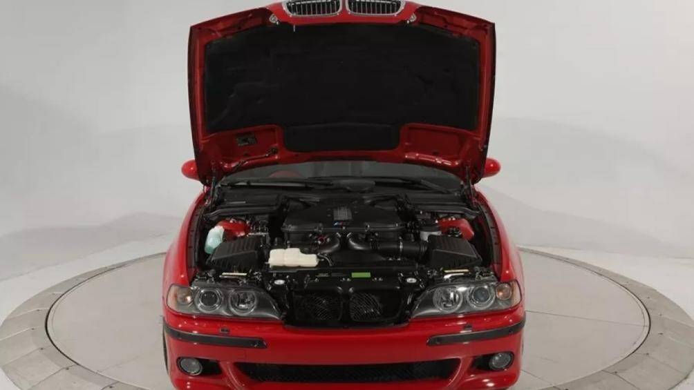 Một số nâng cấp cũng được thực hiện như bộ điều chỉnh đèn pha và bảng điều khiển cửa sau đã được thay thế