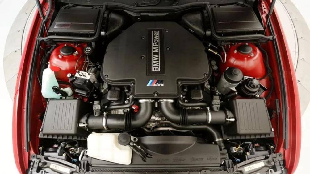 BMW M5 2003 được trang bị động cơ 4.9 lít V8 sản sinh công suất 400 mã lực và kết hợp độc quyền với hộp số sàn 6 cấp