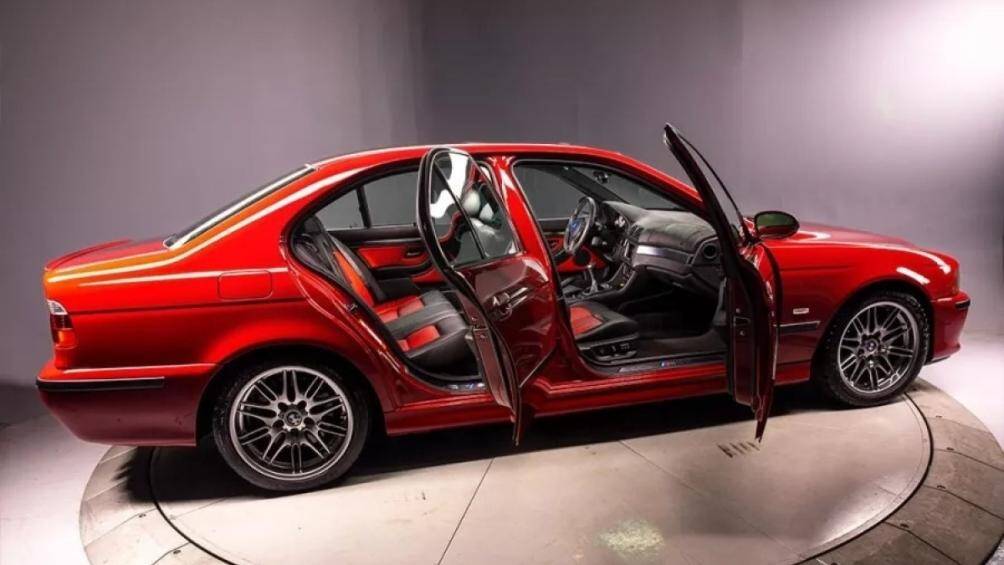 Bên trong chiếc xe này trang bị nhiều tính năng sang trọng bao gồm: Ghế bọc da headliner Alcantara, mở cửa gara HomeLink, ghế trước có sưởi, đèn pha xenon...