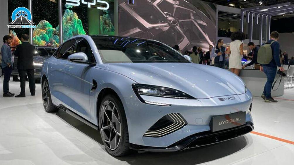 Ở bên thân xe, BYD Seal Champion Edition áp dụng thiết kế hơi trượt về phía sau, nhìn tổng thể rất nhỏ gọn và tròn trịa