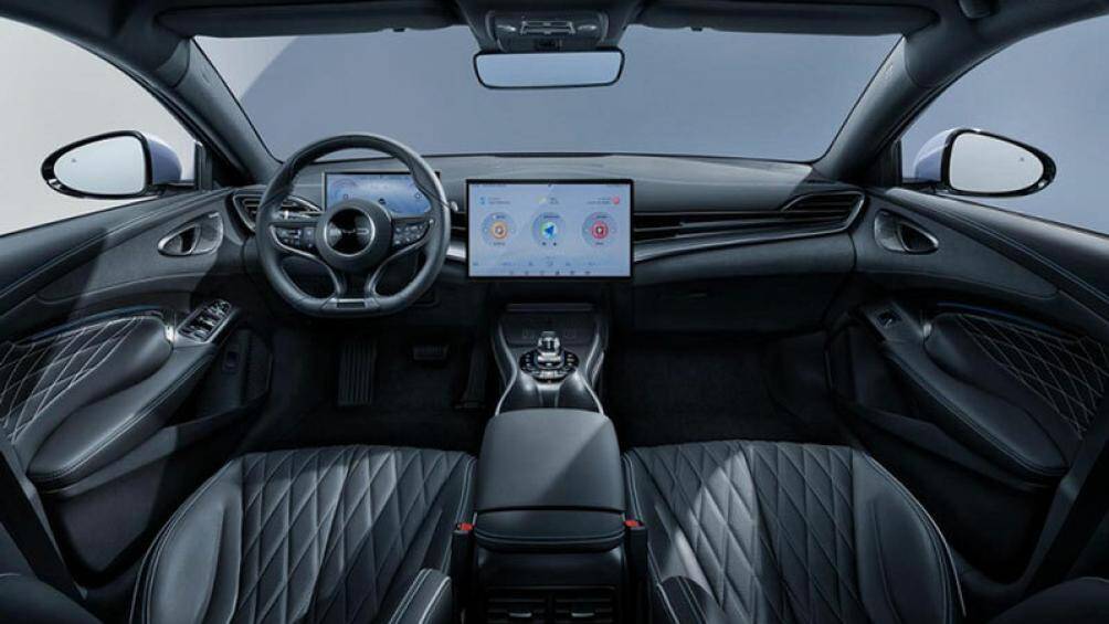 Bên trong khoang lái, BYD Seal Champion Edition có ghế ngồi và vô-lăng bọc da cao cấp, riêng bản dẫn động 4 bánh còn có da Alcantara rất thể thao