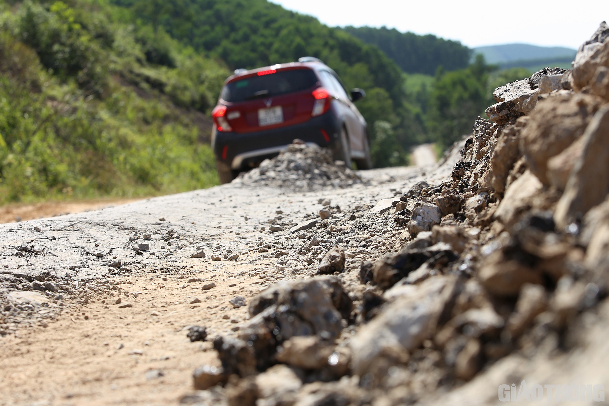 Theo quan sát, trên đoạn tuyến này, nhiều vị trí mặt đường đã bị biến dạng, nứt nẻ nghiêm trọng. Đặc biệt nhiều vị trí lớp bê tông nhựa dồn lại tạo thành những gò cao như “ụ súng”.