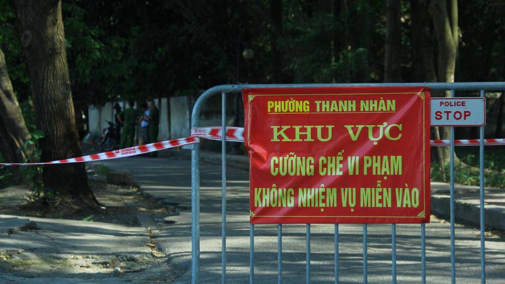 Theo ghi nhận của PV Báo Giao thông, hôm nay, nhiều hạng mục công trình sai phạm tại Công viên Tuổi trẻ Thủ đô đã được chủ đầu tư là Công ty Đầu tư dịch vụ tuổi trẻ Thủ đô tiến hành tháo dỡ.