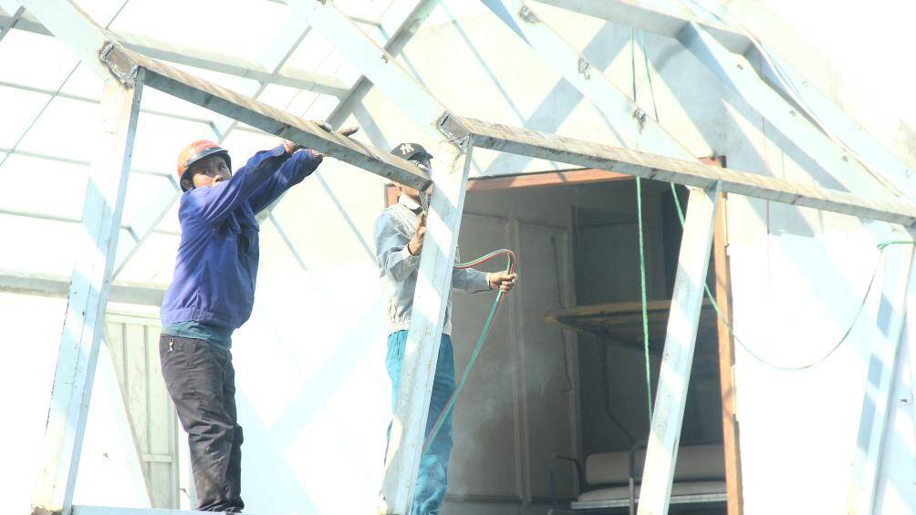 Sau đó, sẽ dùng máy cắt bằng oxy gas để cắt phần khung thép được gia cố chắc chắn.