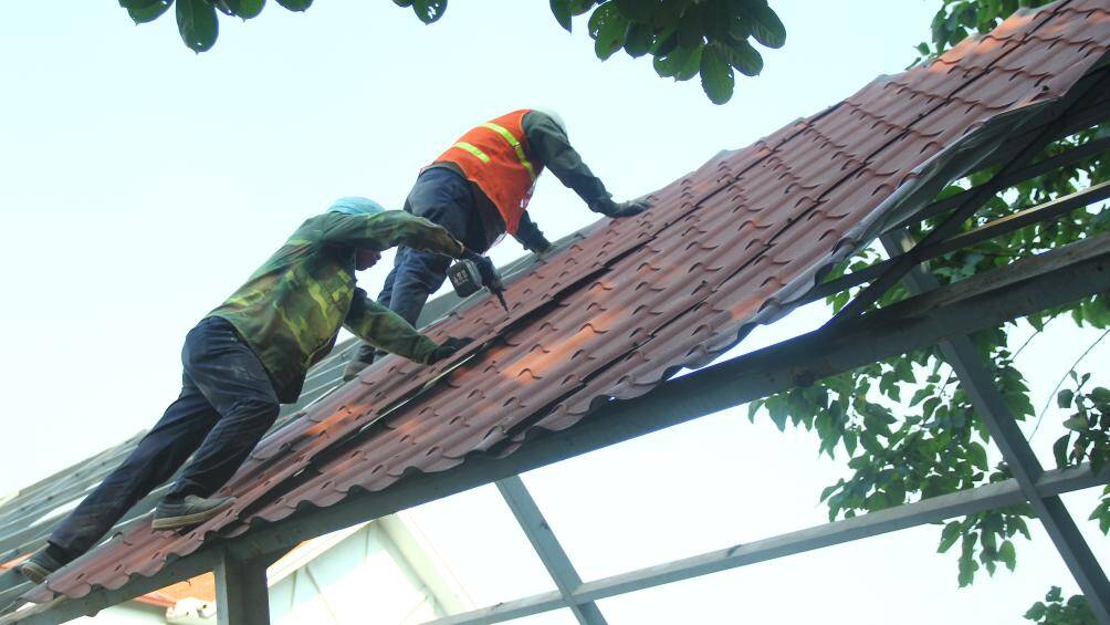 Khu vực mái che tại nhà nổi được các công nhân tập trung tháo dỡ phần mái tôn.