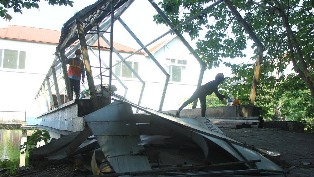 Cùng với việc tháo dỡ của các công nhân, UBND phường Thanh Nhàn và Công an phường Thanh Nhàn cũng tích cực trong công tác đảm bảo an ninh trật tự, thiết lập hàng rào bảo vệ để việc dỡ công trình diễn ra an toàn.