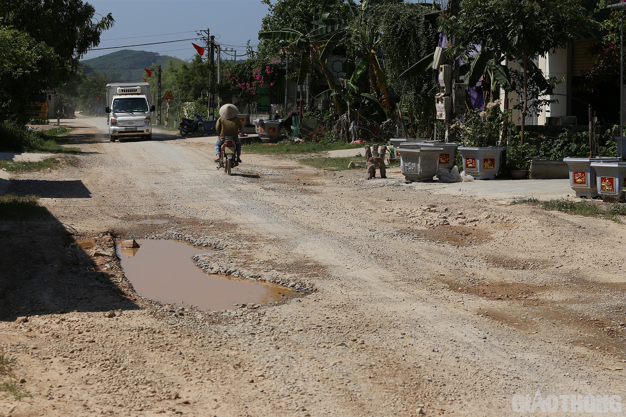 Nhiều vị trí khác, lớp mặt đã bị hư hỏng hoàn toàn, đá phía dưới trồi lên, tạo thành những ổ trâu trên mặt đường.