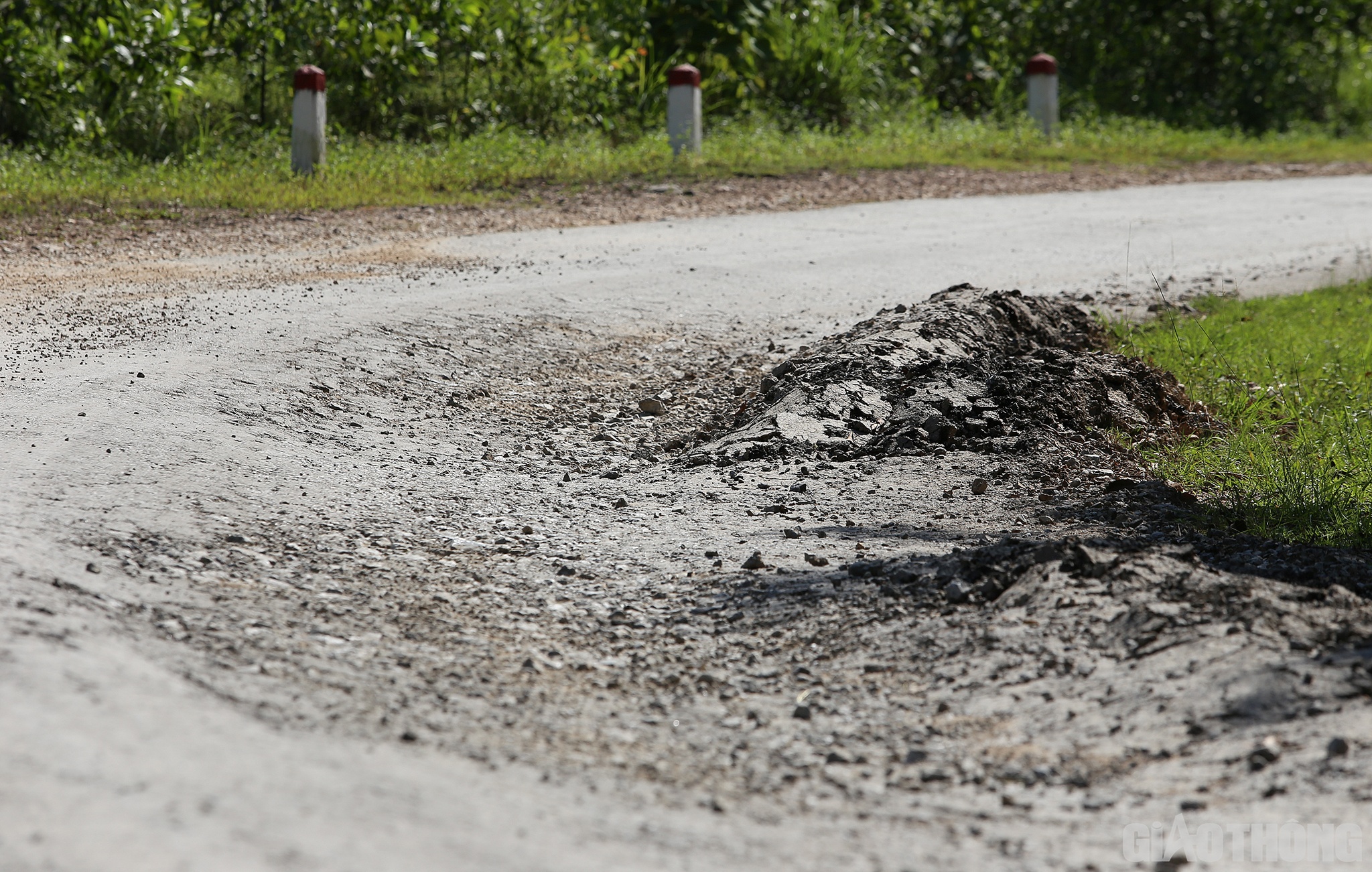 Cũng theo anh Công, tình trạng Đường tỉnh 538 xuống cấp đã diễn ra từ lâu và đang ngày một nghiêm trọng hơn. Hiện tại, xe ô tô gầm thấp đi lại trên tuyến đường này rất khó khăn. Nhiều người đi xe máy cũng vấp phải ổ gà, ngã ra đường, rất nguy hiểm.