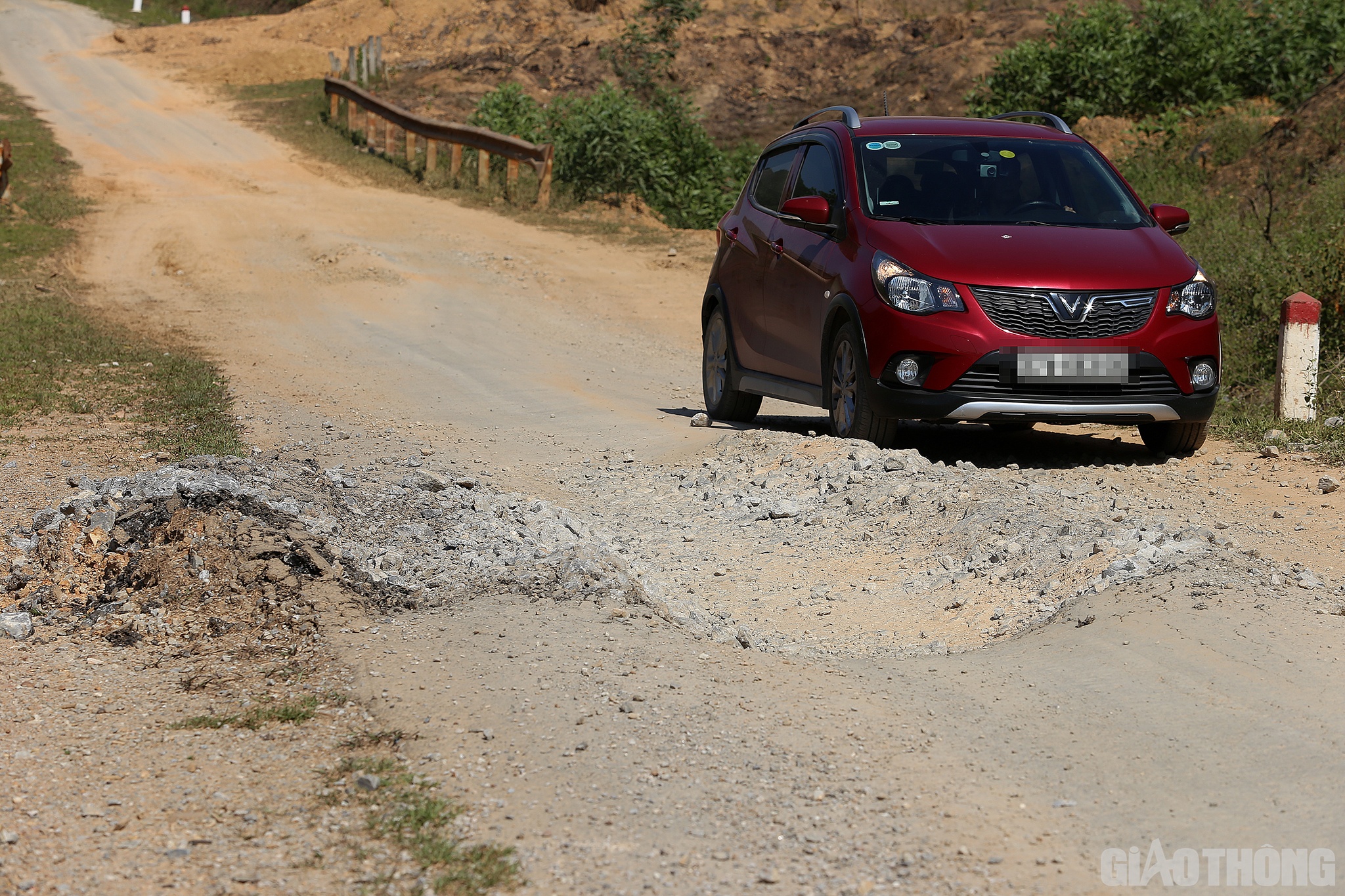 Trong khi đó, một lãnh đạo huyện Yên Thành cũng cho biết: Từ năm 2020, địa phương đã có tờ trình gửi Sở GTVT sớm đầu tư, nâng cấp, sửa chữa Đường tỉnh 538. Sau đó, đơn vị quản lý tuyến đã cùng với địa phương kiểm tra và lập biên bản xác nhận hiện trường. Thời điểm đó, đơn vị quản lý tuyến cho biết ngân sách hạn hẹp nên phải ưu tiên những dự án cấp bách hơn.