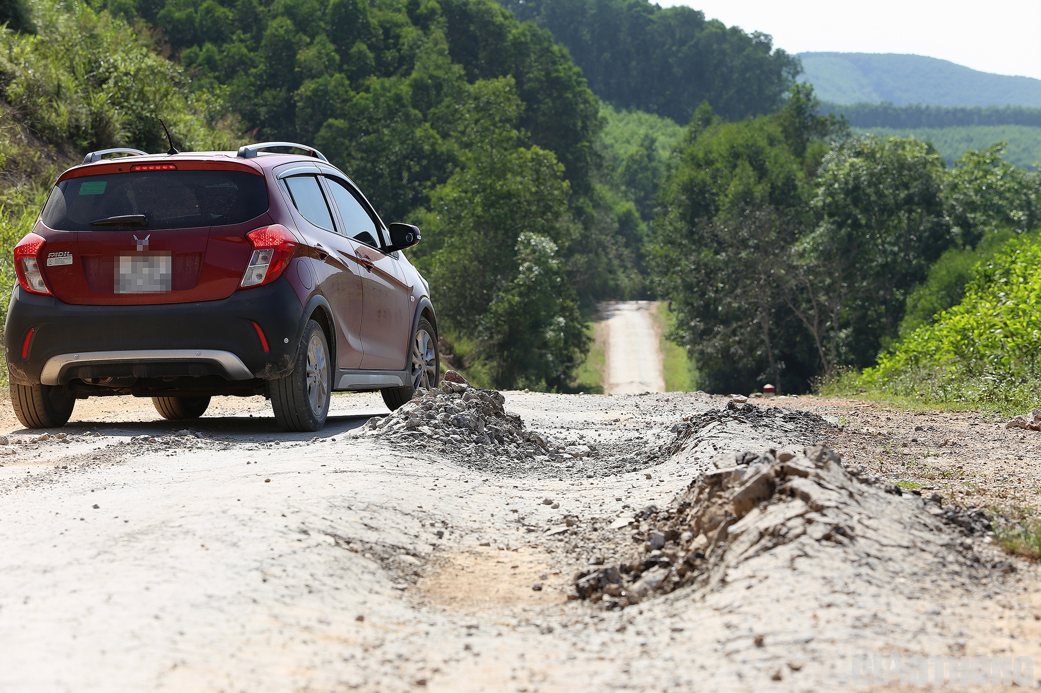 Thực trạng này vừa gây nguy hiểm cho người và phương tiện lưu thông trên tuyến, vừa gây ô nhiễm môi trường cho hai bên tuyến đường.