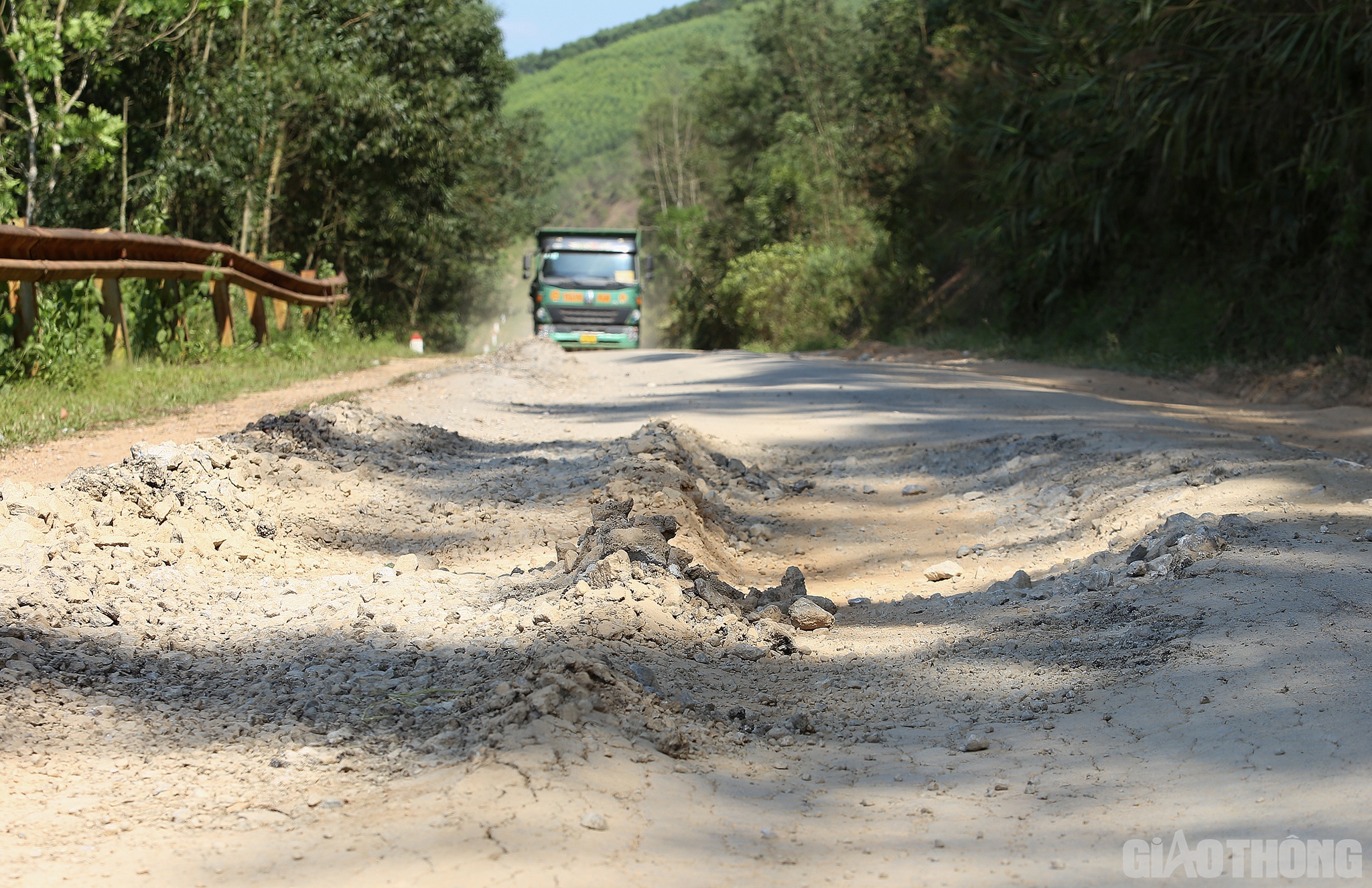 Anh Trần Văn Công (ở xã Thịnh Thành) cho biết: Đường tỉnh 538 là tuyến đường ngắn nhất từ Thịnh Thành xuống thị trấn Yên Thành. Ngoài ra, đây là tuyến đường để người dân vận chuyển keo, tràm nên hàng ngày lưu lượng người và phương tiện rất lớn.
