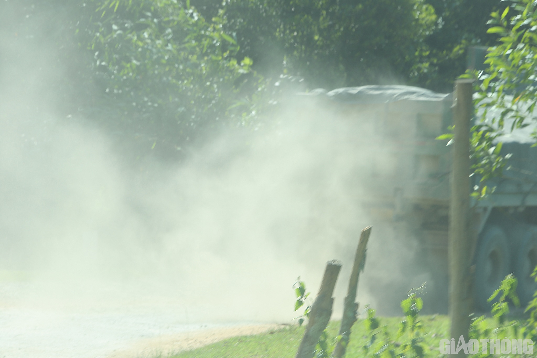 Không những mất ATGT, tiềm ẩn nguy cơ TNGT, tình trạng hư hỏng, xuống cấp còn gây ô nhiễm môi trường nghiêm trọng. Mỗi lần có xe ô tô tải chạy qua là bụi cuộn lên, bay mù mịt không thấy cả đường đi.