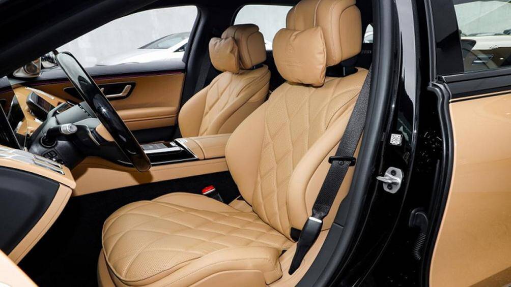 Ngoại thất, nội thất của Mercedes-Maybach S680 Virgil Abloh 2023 cũng được sơn 2 màu đen và nâu vàng