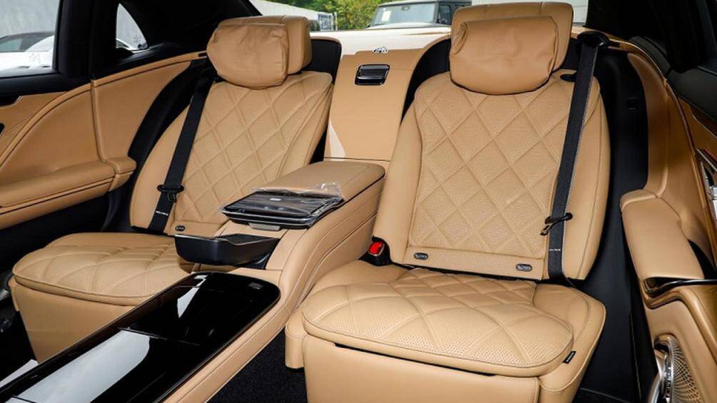 Ghế cơ trưởng ở hàng ghế sau, tách riêng bằng cụm điều khiển trung tâm. Bên trong vách ngăn ở giữa 2 ghế sau còn có thêm bàn gấp làm việc tiện lợi