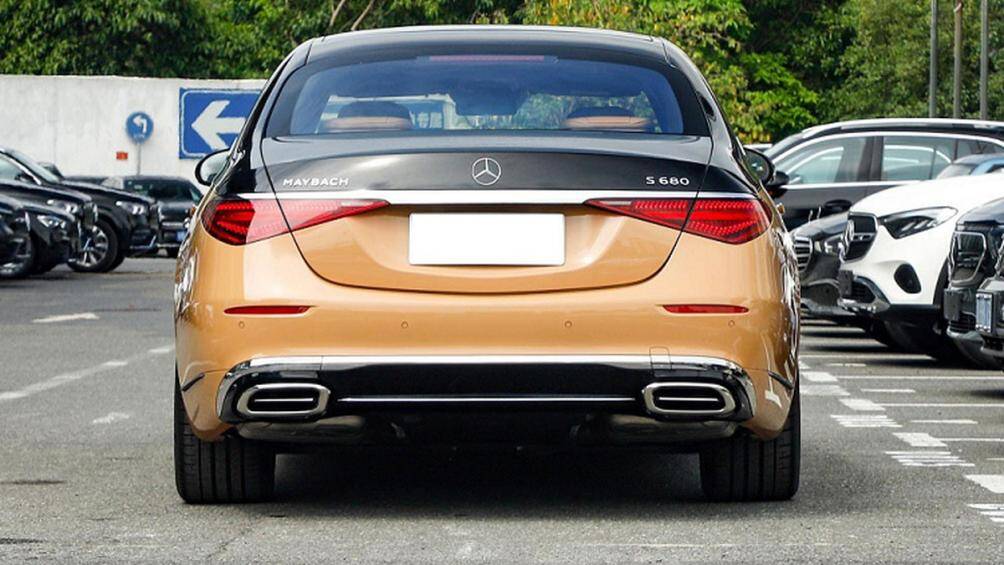 Trên lưng ghế trước là 2 màn hình giải trí dành cho hành khách phía sau. Ở giữa 2 ghế còn có thêm tủ lạnh nhỏ để làm mát đồ uống