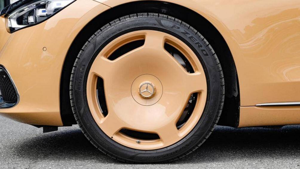 Điểm nhấn tiếp theo của Mercedes-Maybach S680 Virgil Abloh 2023 là bộ vành dạng đĩa monoblock cũng được sơn màu vàng cát tương tự thân xe