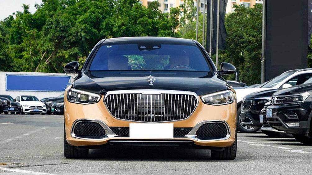 Sự khác biệt của phiên bản này nằm ở màu sơn ngoại thất phối 2 màu đen - vàng cát Wind Rock Sand