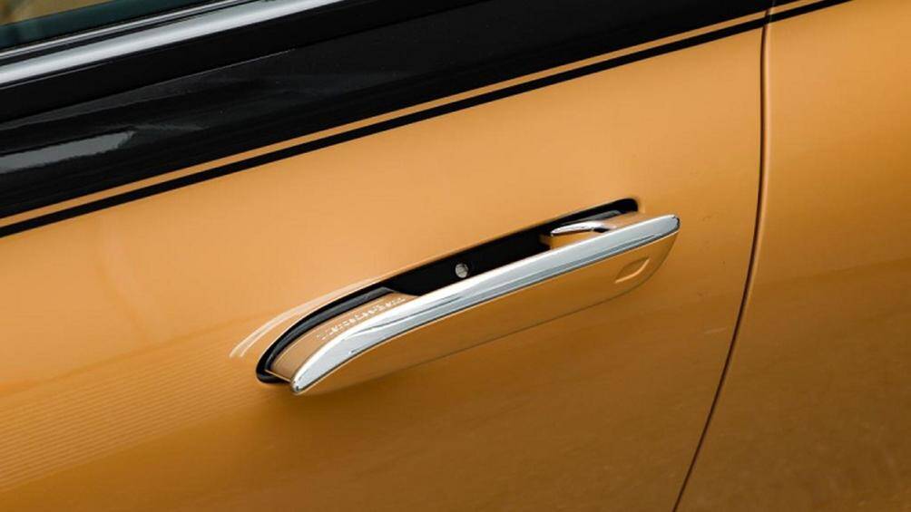 Gối ở tựa đầu ghế đều có logo Maybach, dòng chữ "Virgil Abloh" và dòng số "1 trong 150"