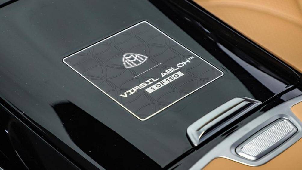 Phần lớn các khu vực nội thất đều được bọc da Nappa màu nâu vàng như mặt táp-lô, tapi cửa, vô lăng, ghế và cụm điều khiển trung tâm