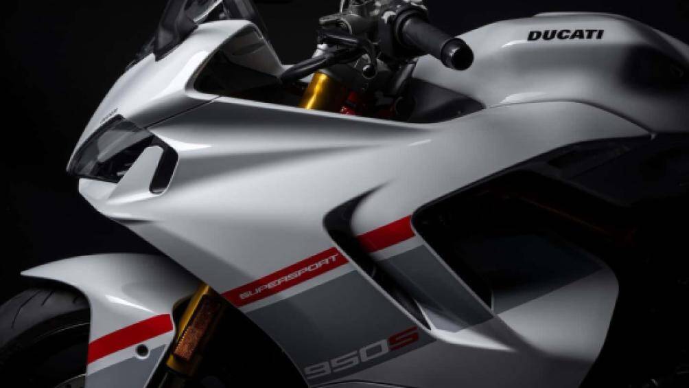 Khối động cơ Ducati Testastretta 11 V-twin mang dung tích 937cc, cho công suất tối đa 110 mã lực và mô men xoắn 93 Nm