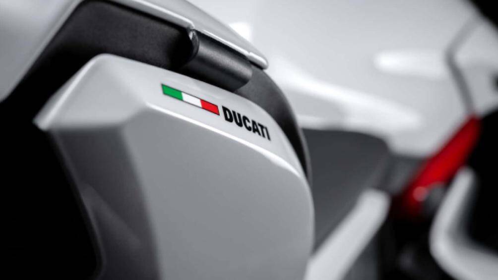 Hệ thống đồng hồ điều khiển TFT-LCD cỡ 4.3-inch. Xe có bình xăng 16 lít, trọng lượng 210 kg và chiều cao yên ngồi là 810 mm