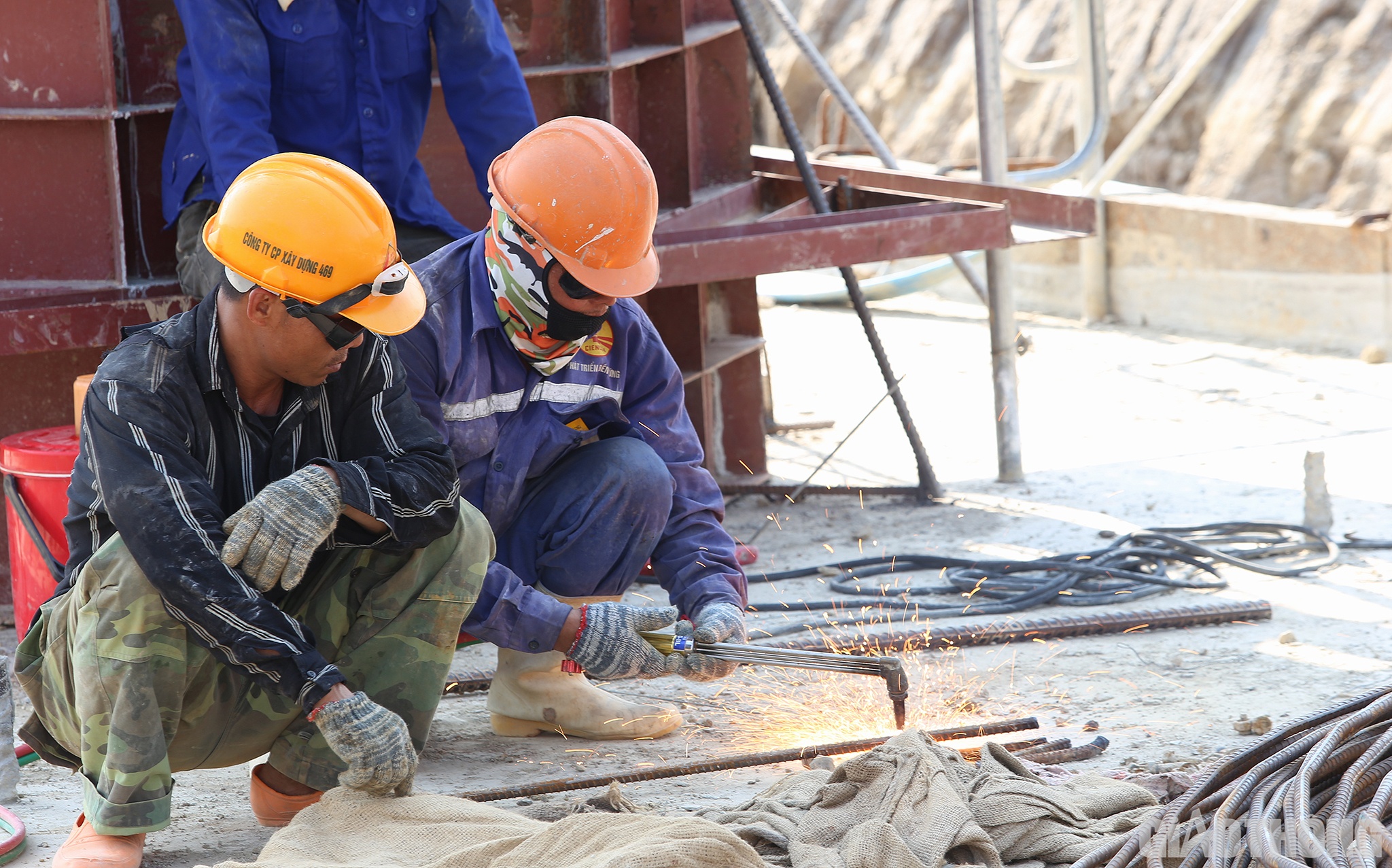 Tại công trường thi công cao tốc qua đoạn này, hàng chục phương tiện chở đất đắp vẫn nối nhau ra vào. Tại cầu vượt QL46, các công nhân của Công ty CP Xây dựng 469 đã mướt mồ hôi. “Trước đây, 13h30’ là anh em đã ra làm việc, mấy hôm nay nắng nóng nên công ty cho lùi lại sau 14h mới ra làm và nghỉ muộn hơn”, một công nhân nói.