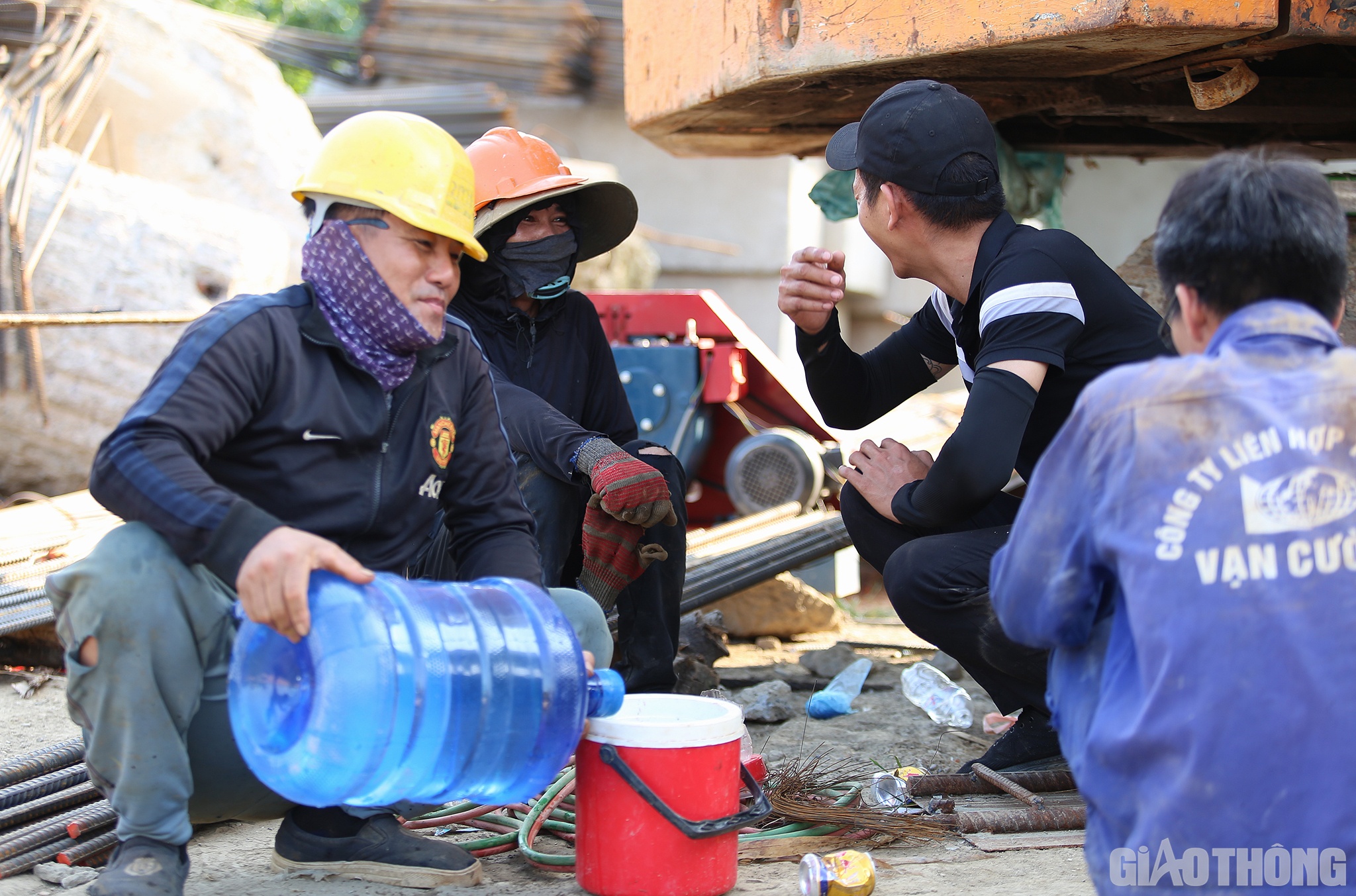 Cũng theo anh Sơn, nhóm thợ của anh có 8 công nhân nhưng một ngày anh em uống hết 1 thùng nước lọc 20l, đó là chưa kể kem và các loại nước mát khác. “Nắng nóng gây mất nước nên anh em phải tiếp nước liên tục mới có sức để làm việc”, anh Sơn nói.
